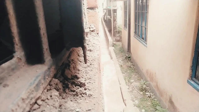 Bir eşcinsel küçük bir odanın içinde mastürbasyon yapıyor, üvey annesi dışarıdayken duvarı sikiyor. Yüksek sesle inle ve büyük bir boşalma için ağla