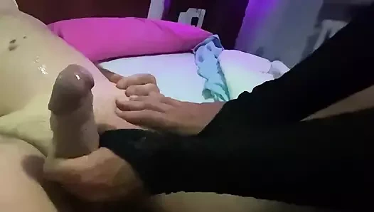 Yumuşak taşak ezme ile gece vakti mastürbasyon: yarağa ve taşaklara masaj yapıyor