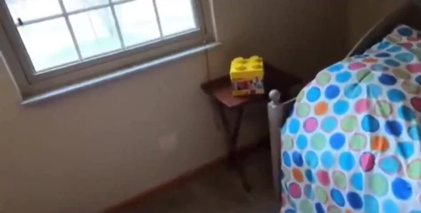 Genç kız üvey annesinin dildosuyla oynuyor ve üvey babası tarafından sikiliyor