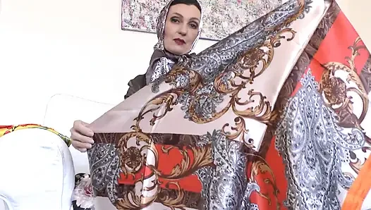 Heyecan verici saten eşarp oyunları! Lady Victoria Valente