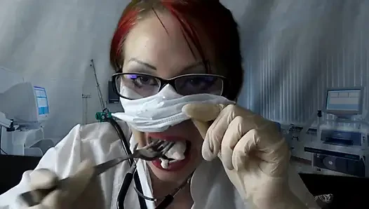 Doktor tıbbi maske ve eldivenle yiyor