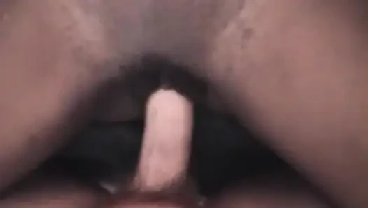 Küçük memeli curiois zenci bebek beyaz yarağa binmeyi seviyor
