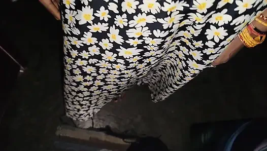 Mahalledeki baldız odama geliyor ve penisimi emiyor ve sperm ağzına çıkıyor