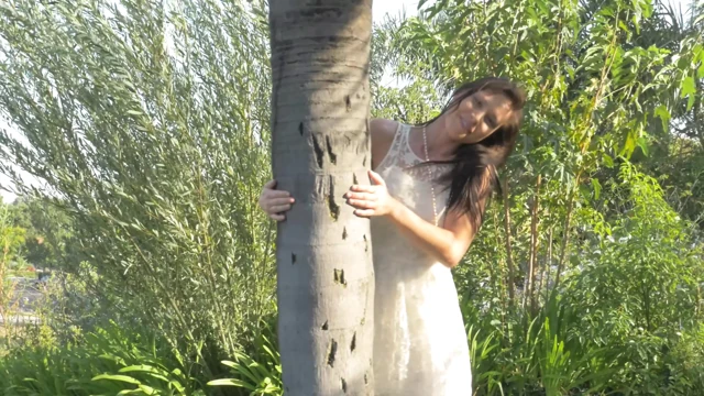 Aidra foxx etli kedi dudakları ile oynuyor