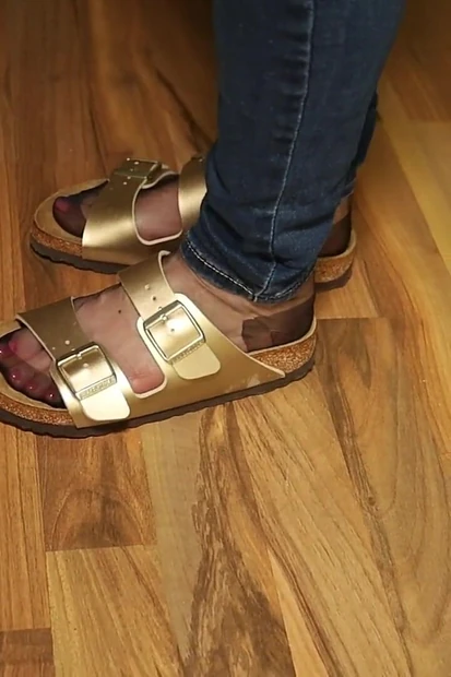 Нейлон и тугие джинсы - болтание в классических сандалиях