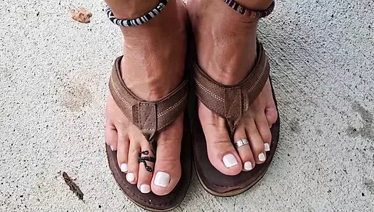 Kadın kılıklı ayaklarımı gösteriyorum