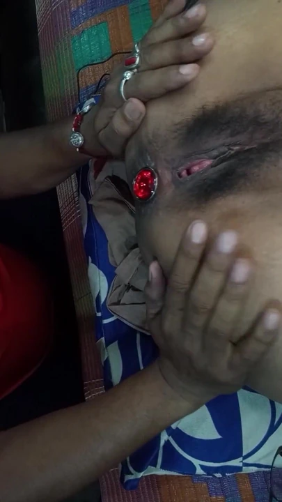 Anal tıkaç, vibratör ve dilini kız arkadaşının amına ve göt deliğine sokmaya çalışın | Klip 1