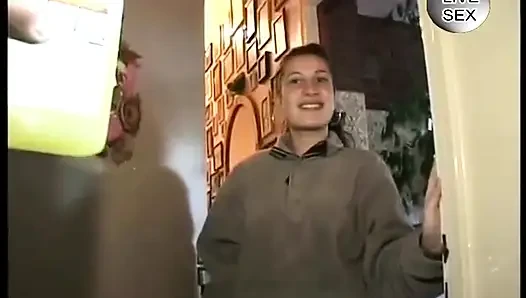 Milf puta chupa polla en el baño
