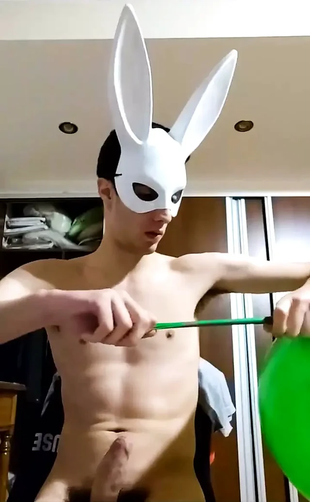 Bunny looner yayında mastürbasyon yaparken büyük balonlar patlatıyor