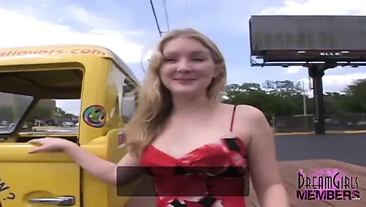 Tamamen doğal tatlı kız açık halka açık noktalarda çıplak