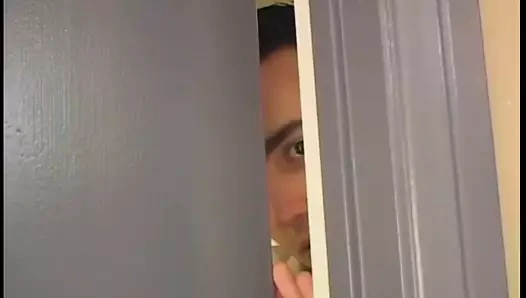 Aç sarışın adamın horoz sürmek ve röntgenci filmde dağınık yüz alır