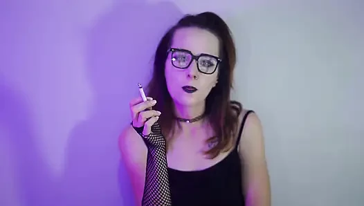 Gotik kız file çorap içinde sigara içiyor