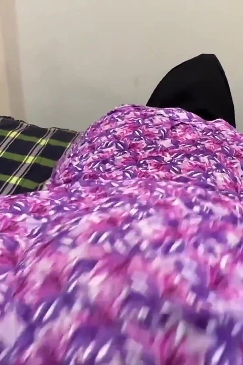 Şişman domuz gibi büyük götlü ateşli üvey anne yatağını oğlunun arkadaşıyla paylaşıyor