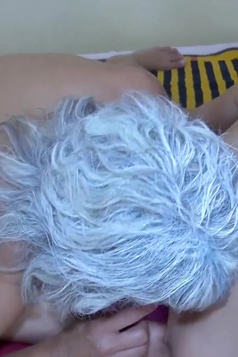 Olgun kız arkadaşının tepesinde