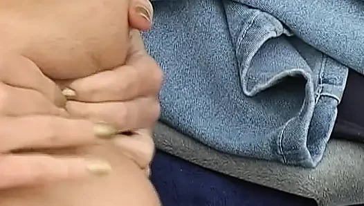 Almanya'dan bu sarışın genç kız amıyla oynamayı bırakamıyor