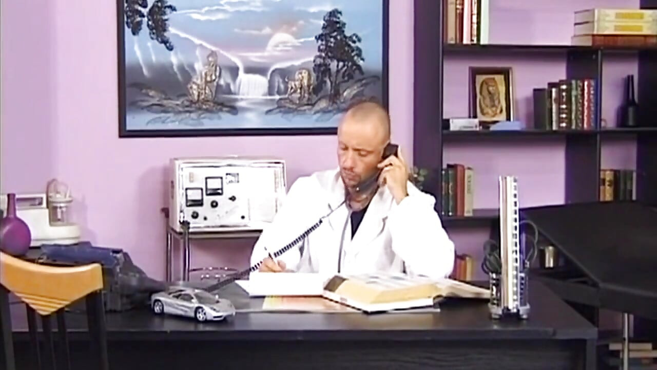 Azgın olgun hemşire doktor hastasını derinden boşaltıyor