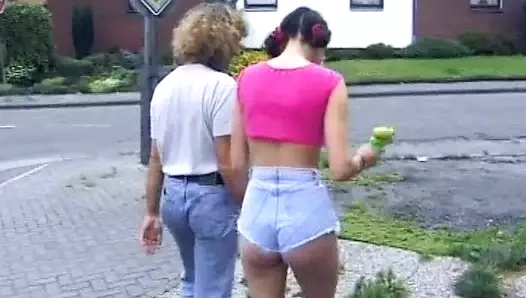 Azgın Alman genç kız banyoda sikiliyor