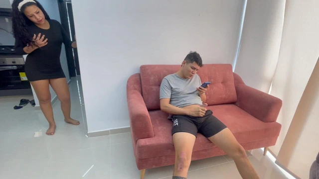 Üvey kız kardeşim beni mastürbasyon yaparken yakalıyor ben onun cep telefonu galerisini kontrol ediyorum.