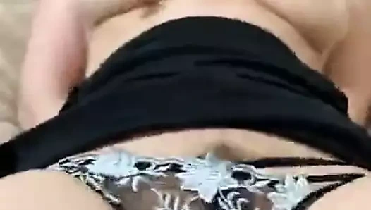 kız arkadaşı eklenen yapay penis ile iç çamaşırı üzerinde