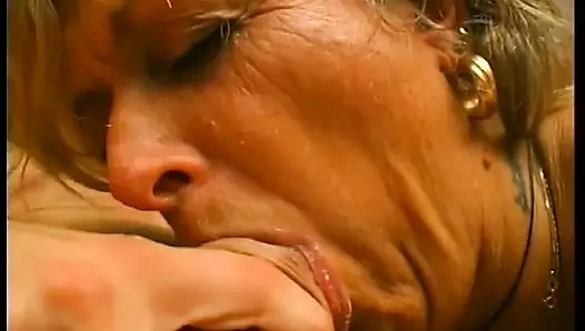 Büyük memeli olgun sarışın kanepede şişman genç yarakla açılıyor