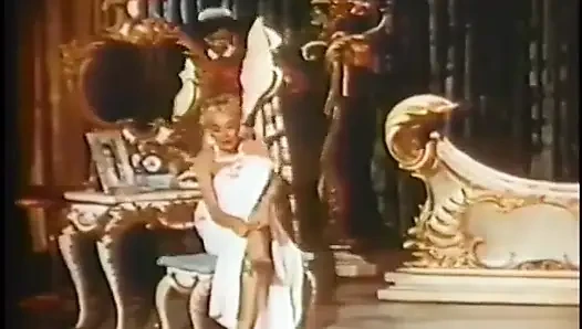 Bazı ateşli retro kızların dans edip kıyafetlerini çıkarlarını izleyin