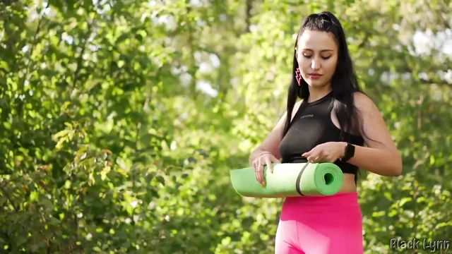 Açık havada yoga pawg kız bana onu siktirdi