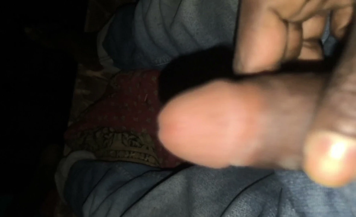 Seksi bir erkek seks için heyecanlı masturbasyon yapıyor