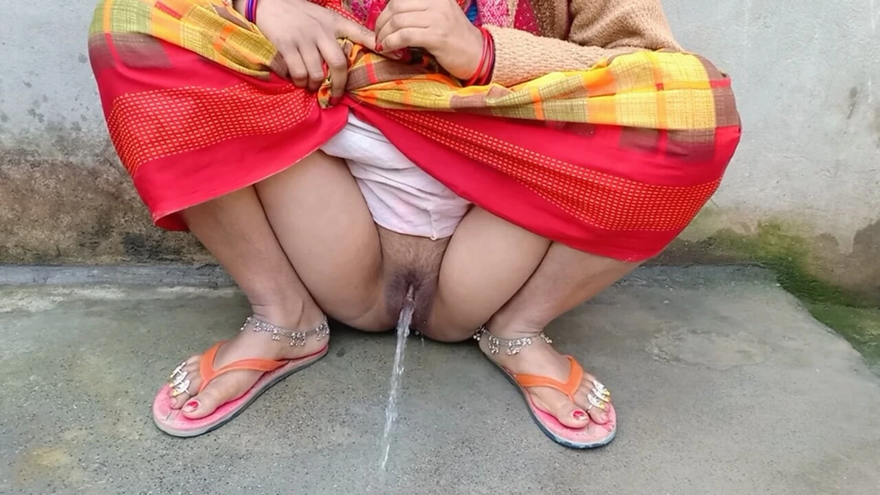 Must See: Village Cute Bhabhi Pissing Video Amateur Porn Feat Lalita Singh (Uncut) - UK Special