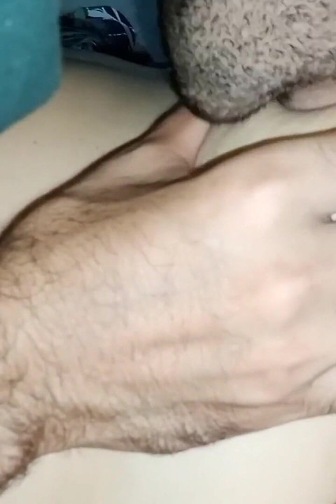 Kocam büyük doğal göğüslerimi ve dik meme uçlarımı üzerlerine farklı ikramlar koyarak emiyor
