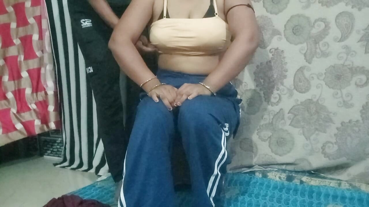 Üvey erkek kardeş seksi videoyu tek başına gösteren kız kardeşini görünce üvey erkek kardeş kız kardeşini sikiyor