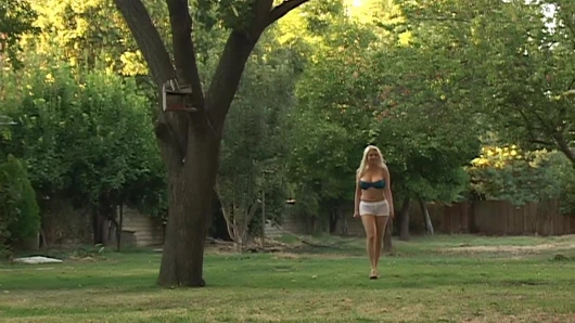 Üvey oğluyla sikişiyor! Sarışın orta yaşlı seksi kadın genç adamın amını takmasına izin veriyor!