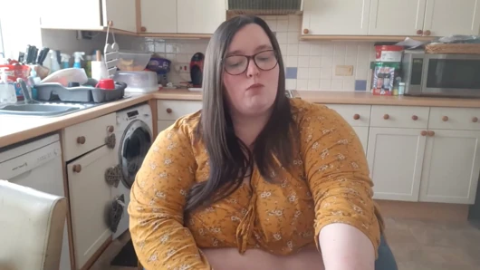 Ssbbw vs godzilla burger yiyor