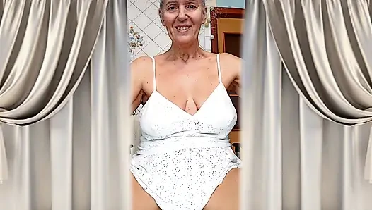 Neşeli ev hanımı Lukerya. Asil gümüş saçlı ve çıplak ayaklarına rahat bir ışık.