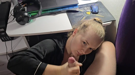 Oyuncu azgın karısından beklenmedik sürpriz sakso çekiyor