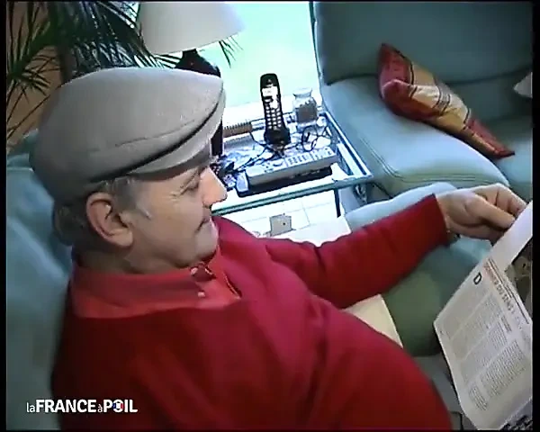 Papy röntgenci arkadaşıyla çoraplı genç kızıl saçlı hizmetçiyi sikiyor