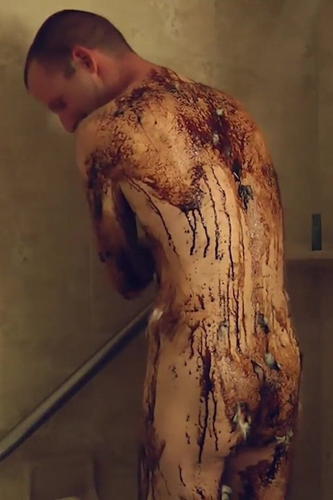 Üç arkadaştan oluşan bir grup vahşi striptiz çılgınlığı oyunu oynuyor