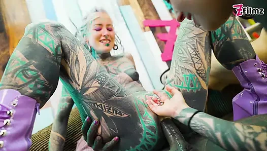 Üçlü sürtük ısınması: amcık yalama, göt sikişi ve büyük yüze boşalma