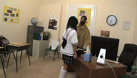 Sevimli kız sekste farklı pozisyonları denemek ve sonra yüze boşalmak istiyor