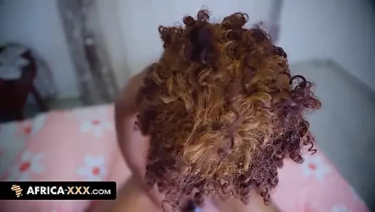 İri göğüslü Afrikalı genç kız yeni bir dildo deniyor