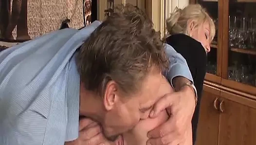 Sarışın Alman sürtük barda götten sikiliyor