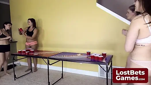 Cesur bir striptiz Hava Pong hareketi rakibinin vuruşunu çıldırtıyor