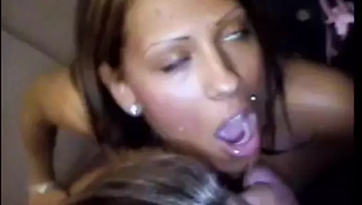 Mükemmel vücutlu iki güzel kız krem yutmak için mastürbasyon yapıyor ve yarak emiyor