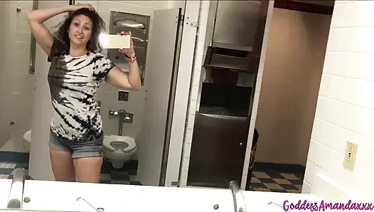 Sana tombul vücudumu gösteriyorum ve umumi tuvaletlere işiyorum