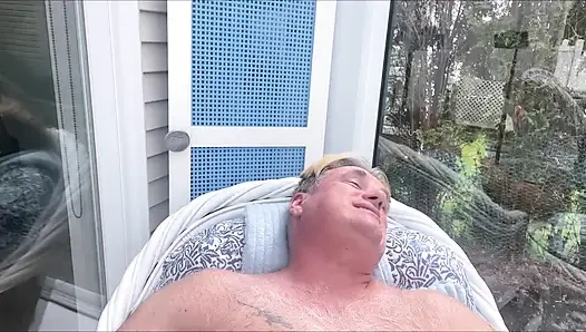 Hunk üvey baba ayı verandada çıplak güneşleniyor 6