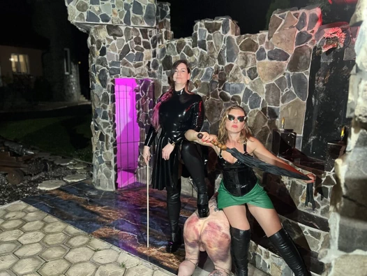 Sarışın ve esmer dominatrix şiddetli acımasız kalçalarını sopalıyor