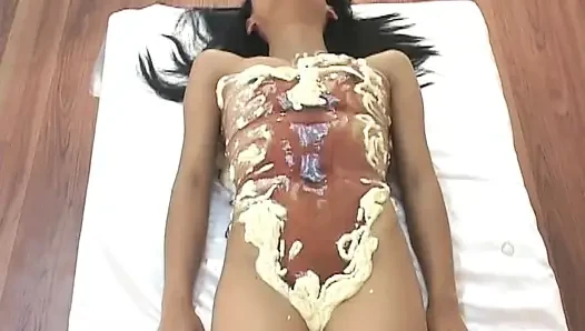 Düğün Asyalı kendine bir pasta yapıyor