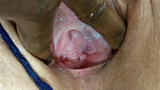 Şişman iri güzel kadın büyük memeli olgun tombul tombul beyaz orta yaşlı seksi kadın mini elbiseli büyük dev götünü gösteriyor ve amına bolca boşalıyor