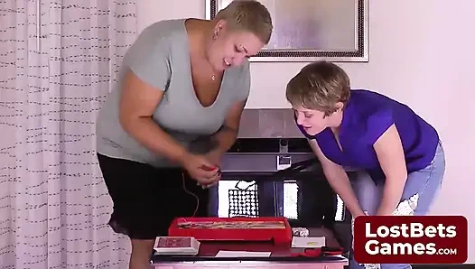 Son striptiz oyunu kaybedeni, sadece sutyenle kaldı