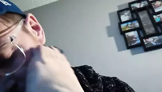 Biz onu klitoris pompalarken ayak parmaklarını emmek