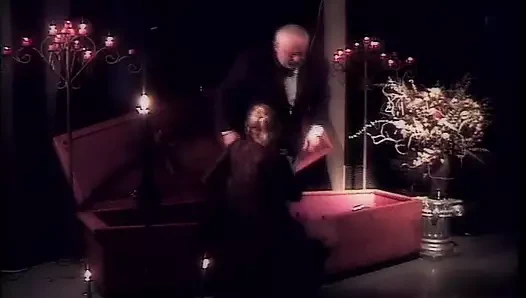 Orta yaşlı seksi kadın çikolata ambarında derinden anal seks yapıyor